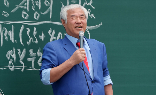 경찰이 서부지법 난동 사태 수사를 위해 사랑제일교회와 전광훈 목사를 압수수색 중이다. 사진은 전광훈 사랑제일교회 목사가 서울 세종로사거리 인근에서 열린 광화문 주일 연합예배에서 설교하는 모습. /사진=뉴스1
