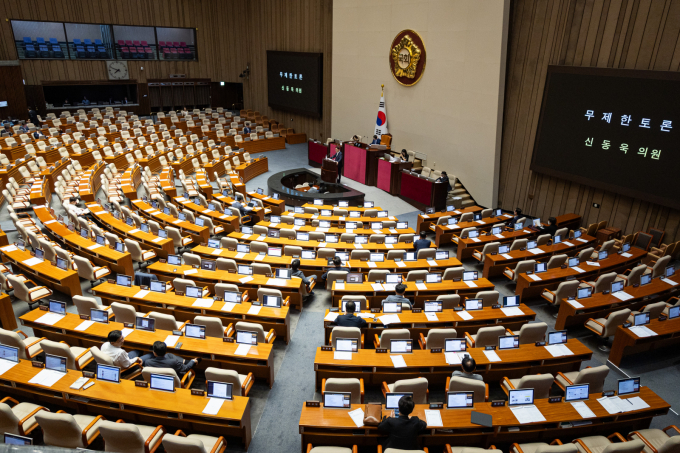 더불어민주당 주도로 상정된 방송법 개정안이 5일 서울 여의도 국회 본회의에서 처리될 것으로 예상된다. 사진은 지난 4일 신동욱 국민의힘 의원이 서울 여의도 국회에서 열린 제427회 국회(임시회) 3차 본회의에 상정된 방송법 일부개정법률안(대안)에 대한 무제한토론(필리버스터)을 하고 있는 모습. /사진=뉴스1