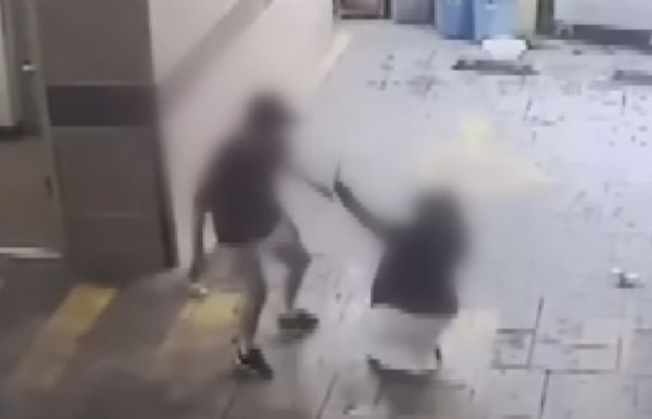 전 남자친구에게 무차별 폭행을 당했다는 여성의 사연이 전해졌다. 사진은 전 남자친구에게 폭행을 당하는 여성의 모습. /사진=JTBC '사건반장' 캡처