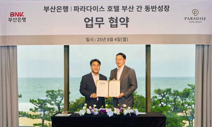 방성빈 BNK부산은행장(왼쪽)이 최종환 파라다이스호텔부산 대표와 업무협약을 체결한 뒤 기념촬영을 하고 있다./사진=부산은행