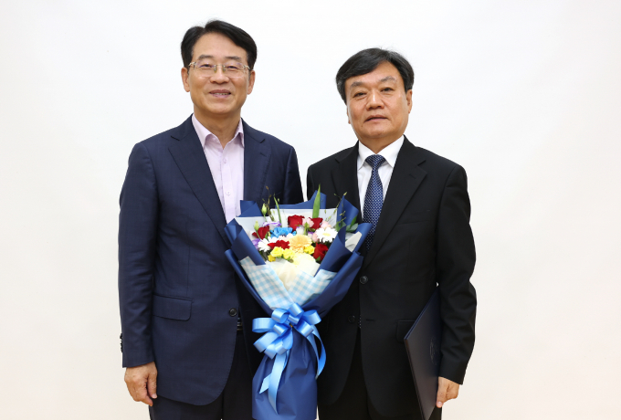 김기태 강진군문화관광재단 대표(오른쪽)가 4일 강진원 군수로부터 임용장을 받은 뒤 기념촬영을 하고 있다./강진군