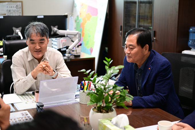 배낙호 김천시장(오른쪽)이 4일 기획재정부와 행정안전부를 차례로 찾아 주요 사업의 필요성과 시급성을 설명하고 있다./사진제공=김천시