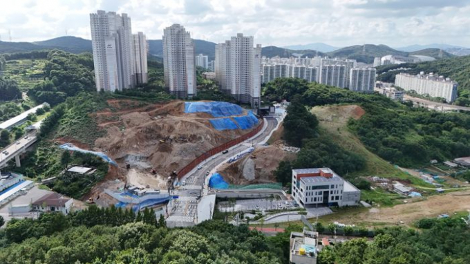 용인특례시가 ‘삼가2지구 힐스테이트 용인포레 임대주택’이 진입로 확보 문제를 해결함에 따라, 오는 12월부터 이 아파트의 본격적인 입주가 시작될 전망이다. 사진은 용인 삼가2지구 힐스테이트 용인포레 임대주택 진출입로(가운데) 모습. /사진제공=용인특례시