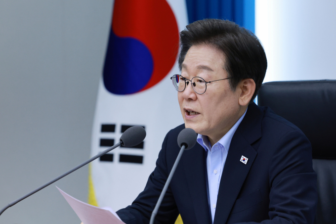 이재명 대통령이 80년 전 히로시마 원자폭탄 투하일을 하루 앞둔 5일 자신의 페이스북 계정에 원폭 피해 재일동포·유가족에게 깊은 애도와 위로를 전하는 글을 게재했다. 사진은 지난달 31일 이재명 대통령이 서울 용산구 대통령실 청사에서 열린 제6차 수석보좌관회의에 발언하고 있는 모습. /사진=뉴시스