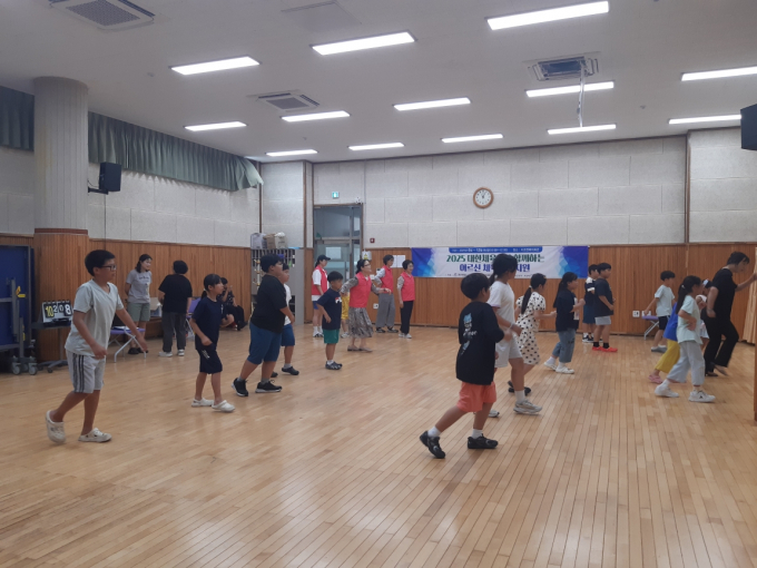 남해 지역 아이들이 주말 햇살 돌봄 프로그램에 참여하고 있는 모습./사진=남해군