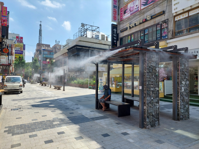 철산상업지구 로데오거리(철산동 528 일원) 동측에 설치된 쿨링포그. /사진제공=광명시