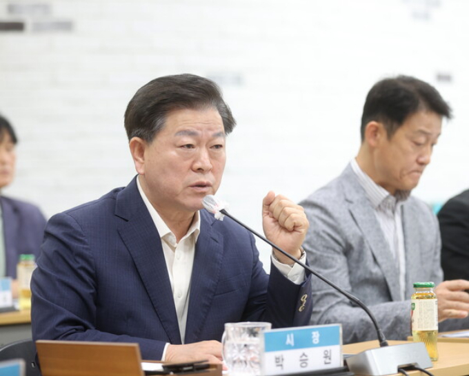 박승원 광명시장이 지난 6월 19일 시청 중회의실에서 열린 ‘신안산선 붕괴사고현장 복구공사 현안간담회’에 참석해 발언하고 있다. /사진제공=광명시