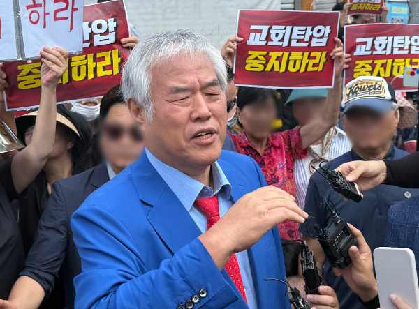 서울서부지법 난동 사태의 배후로 의심받고 있는 전광훈 사랑제일교회 목사가 경찰의 압수수색에 대한 입장을 밝혔다. 사진은 경찰이 서울서부지법 난동 사태 배후로 지목된 전광훈 목사와 사랑제일교회에 대한 압수수색을 진행 중인 5일 오전 서울 성북구 사랑제일교회 앞에서 전광훈 목사가 발언하는 모습. /사진=뉴스1