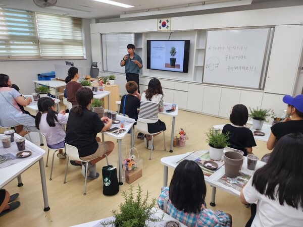 경기도교육청이 도내 28개 늘봄공유학교(거점형 늘봄센터)의 ‘1센터 1브랜드’ 지역 특화 프로그램 운영 강화를 위해 권역별 업무 담당자 협의회를 운영하고 있다. /사진제공=경기도교육청