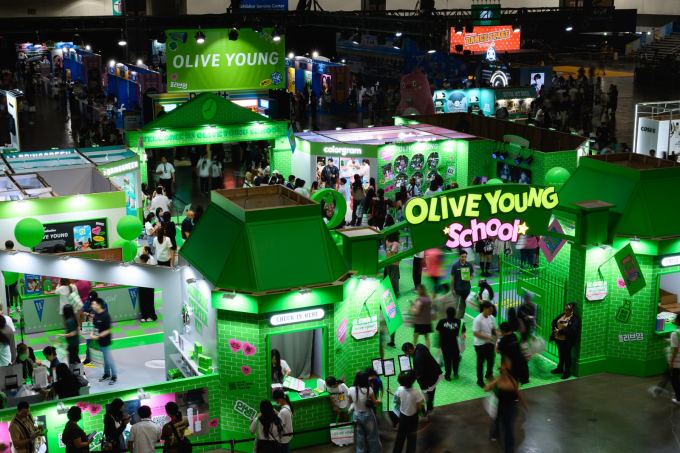CJ올리브영이 세계 최대 규모 K팝 팬·아티스트 페스티벌 '케이콘(KCON) LA 2025'에서 K뷰티 부스를 운영했다. /사진=올리브영