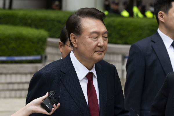 윤석열 전 대통령 대리인단 김계리 변호사가 윤 전 대통령 질환명을 공개했다. 사진은 윤석열 전 대통령이 내란 우두머리 혐의, 직권남용 권리행사방해 혐의 사건 4차 공판의 오전 재판을 마친 뒤 이동하며 취재진 질문을 듣는 모습. /사진=뉴시스