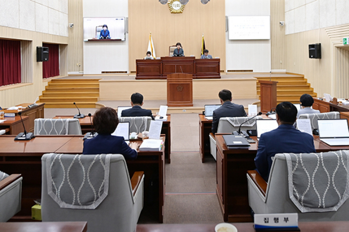 김미경 연천군의회 의장이 5일 제293회 임시회를 개회하고 있다. /사진제공=연천군의회