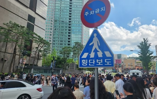 서울 중구 신세계백화점 본점에 폭발물을 설치했다는 내용의 글이 올라왔다. 사진은 신세계백화점 본점 인근 모습. /사진=뉴스1(독자 제공)