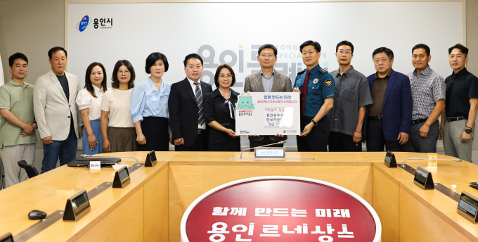 4일 용인동부경찰서 안보자문협의회가 이상일 용인특례시장에게 북한이탈 주민을 위한 성금 700만원을 기탁하고 있다. /사진제공=용인특례시 