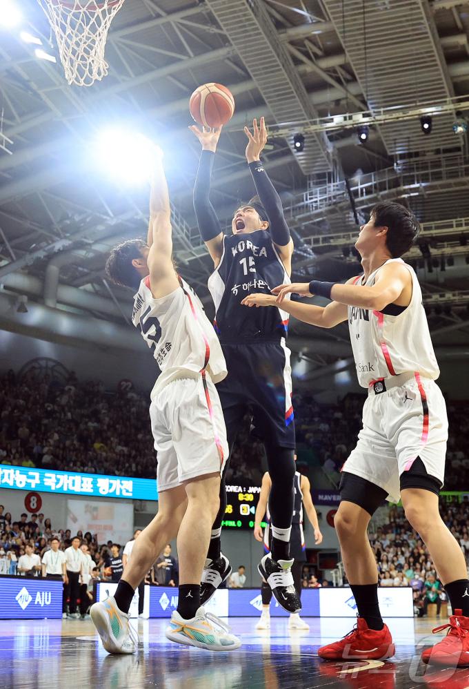 13일 오후 경기도 안양 정관장 체육관에서 열린 하나은행 초청 2025 남자농구 국가대표 평가전 대한민국과 일본의 경기, 대한민국 김종규가 3쿼터 골밑슛을 던지고 있다. 2025.7.13/뉴스1 ⓒ News1 김진환 기자