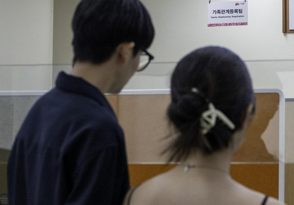  동성 커플이 구청에 혼인신고를 접수했지만 불수리 처분을 받았다. 사진은 전주 완산구청에서 혼인신고를 접수 중인 동성 커플 모습. /사진=뉴스1(전북평화와인권연대 제공)