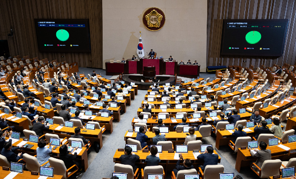 국회가 방문진법 개정안을 상정한 가운데 국민의힘이 필리버스터에 돌입했다. 사진은 서울 여의도 국회에서 열린 제427회 국회(임시회) 3차 본회의에서 방송법 일부개정법률안(대안)이 재석 180인, 찬성 178인, 반대 2인, 기권 0인으로 가결되는 모습. /사진=뉴스1