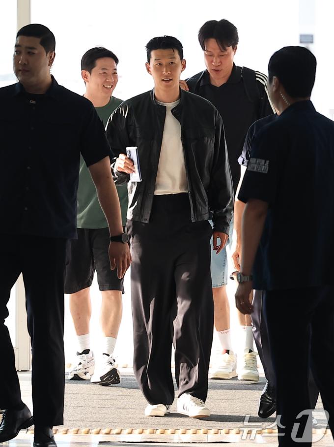 잉글랜드 프리미어 리그(EPL) 토트넘 훗스퍼와의 동행을 마친 손흥민이 5일 오후 인천국제공항을 통해 출국하고 있다. 2025.8.5/뉴스1 ⓒ News1 박정호 기자