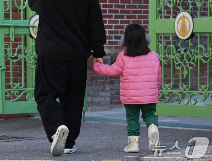 서울의 한 초등학교에서 학생이 하교하고 있다. 사진은 기사 내용과 무관 ⓒ News1 DB 이동해 기자