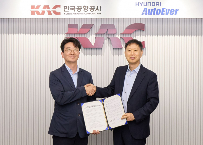 서동권(왼쪽) 현대오토에버 내비게이션사업부장(상무)과 송종하 한국공항공사 운영본부장이 지난 5일 '주차서비스 및 공항 이용객 편의 제공을 위한 업무협약'을 맺었다. /사진=현대오토에버