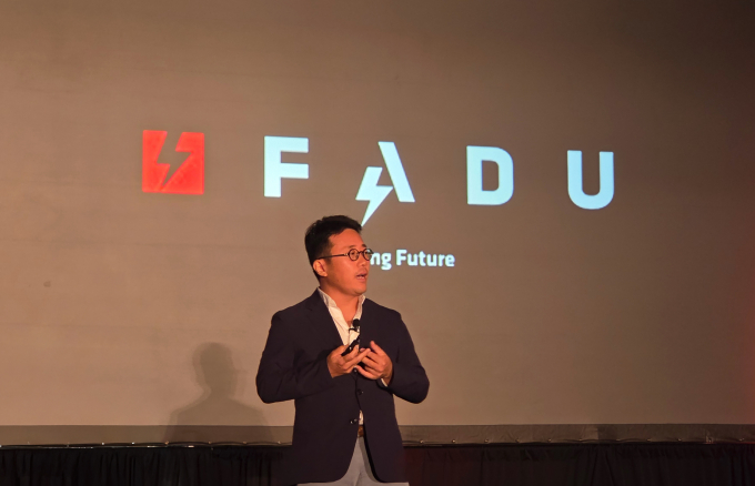 'FMS 2025'에서 이지효 파두 대표(CEO)가 로스 스텐포트 메타 하드웨어 시스템 엔지니어와 함께 '스토리지의 경계를 확장하다: AI 데이터센터를 위한 차세대 SSD'를 주제로 공동 기조연설을 진행했다. /사진=파두