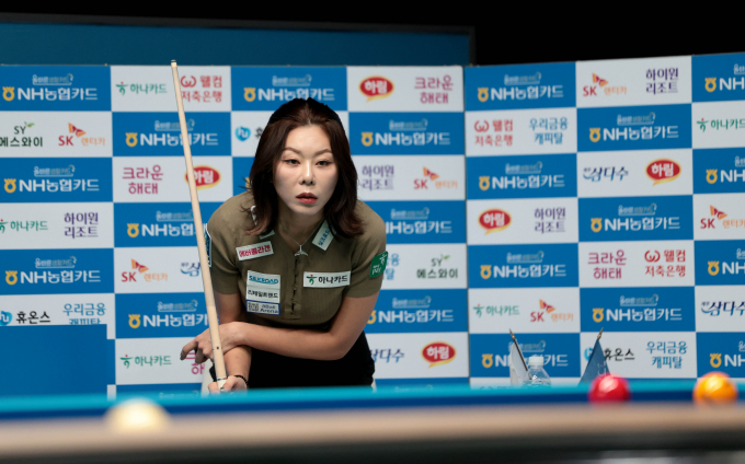 김가영이 강적 히가시우치 나쓰미를 제압하고 16강에 올랐다. 사진은 지난 5일 고양킨텍스 PBA스타디움에서 열린 2025-26 3차 투어 올바른 생활카드 NH농협카드 PBA-LPBA 채리티 챔피언십에 출전한 김가영의 모습./사진=프로당구협회(PBA) 제공