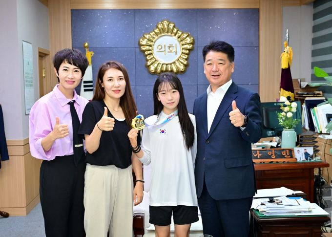 나영민 김천시의회의장(오른쪽)이 아시아태권도품새선수권대회에서 금메달을 수상한 황인서(오른쪽 두번째) 선수를 의회로 초청해 격려한 뒤 기념찰영을 하고 있다./사진제공=김천시의회