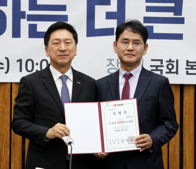 지난해 12·3 비상계엄 사태 당시 기습 임명된 이창수 한국고용정보원장이 낙하산 인사라는 비판을 떨치지 못하고 있다. 사진은 2023년 6월 당시 김기현(왼쪽) 국민의힘 대표로부터 당 인권위원장 임명장을 수여 받던 이 원장. /사진=뉴시스