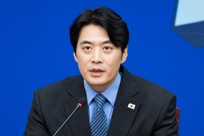 더불어민주당이 6일 서울 여의도 국회에서 열린 당 최고위원회의에서 권성동 국민의힘 의원의 불법 정치자금 의혹과 관련해 국회 윤리특별위원회에 제소하고 형사 고발하겠다고 전했다. 사진은 지난달 23일 한준호 더불어민주당 최고위원이 서울 여의도 국회에서 열린 최고위원회의에서 모두 발언을 하고 있는 모습. /사진=뉴스1