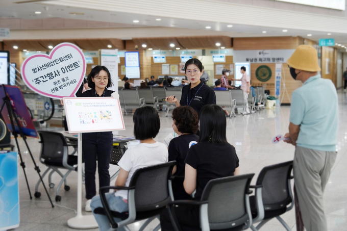 의학원 방문객들이 방사능방재 퀴즈에 참여하고 있다./사진=동남권원자력의학원