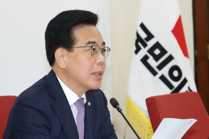 송언석 국민의힘 비상대책위원장 겸 원내대표가 6일 서울 여의도 국회에서 현안 관련 기자간담회에서 김병기 더불어민주당 대표에게 방송3법·노란봉투법 수정 논의하자며 회동을 제안했다. /사진=뉴스1