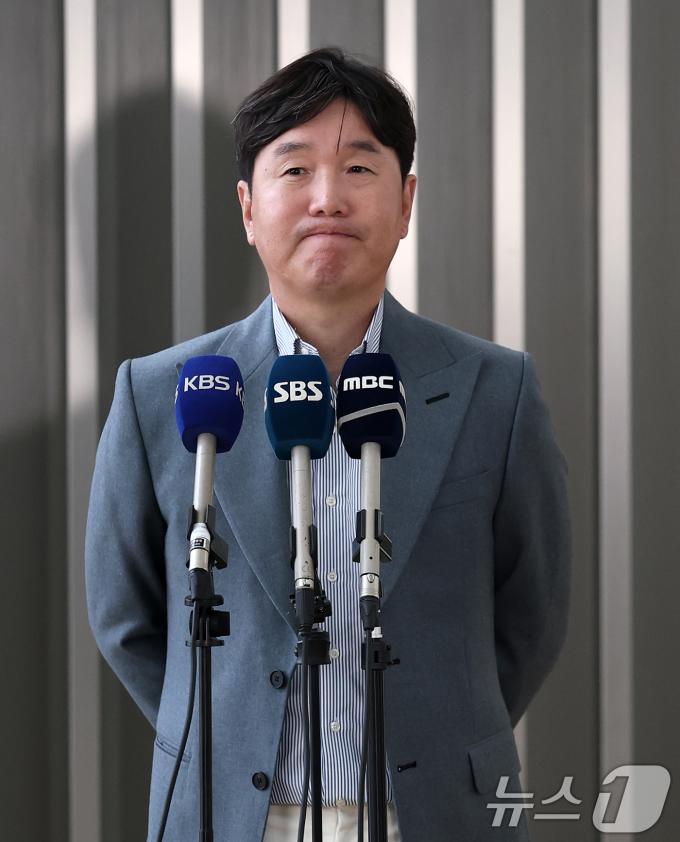 류지현 야구대표팀 신임 감독이 20일 인천국제공항에서 2026 월드베이스볼클래식(WBC) 전력분석을 위해 대만으로 출국하기 전 취재진의 질문에 답하고 있다. 강인권, 이동욱, 허삼영 전력강화위원과 전력분석담당 직원이 동행하는 이번 일정은 대표팀 새 사령탑에 선임된 류지현 감독의 첫 공식 행보다. 2025.2.20/뉴스1 ⓒ News1 오대일 기자