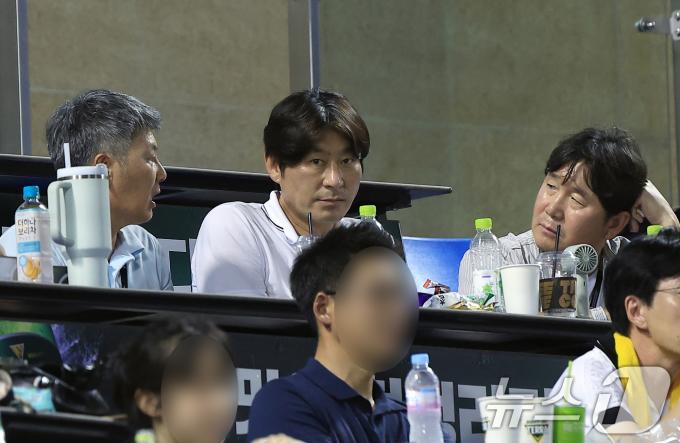 야구대표팀 류지현 감독(오른쪽부터)과 강인권, 김원형 코치가 29일 오후 서울 송파구 잠실야구장에서 열린 프로야구 '2025 신한 SOL뱅크 KBO 리그' KT 위즈와 LG 트윈스의 경기장을 찾아 대화를 나누고 있다. 2025.7.29/뉴스1 ⓒ News1 박정호 기자