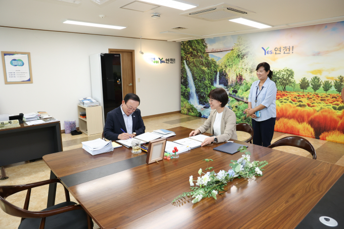 김덕현 연천군수(왼쪽)가 한국철도공사 관계자 등이 참석한 가운데 경원선(연천~백마고지) 구간의 열차 운행 재개를 위한 협약 체결서에 사인을 하고 있다. /사진제공=연천군