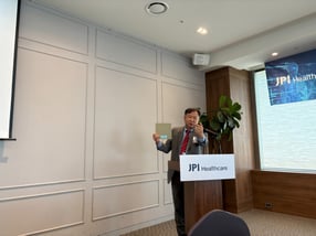 코스닥 상장을 앞둔 엑스레이 그리드 1위 기업 제이피아이헬스케어가 기관 수요예측 진행 중 기업설명회를 열고 상장 비전을 강조했다. 사진은 자사 제품을 설명하는 김진국 제이피아이헬스케어 대표./사진=안효건 기자 