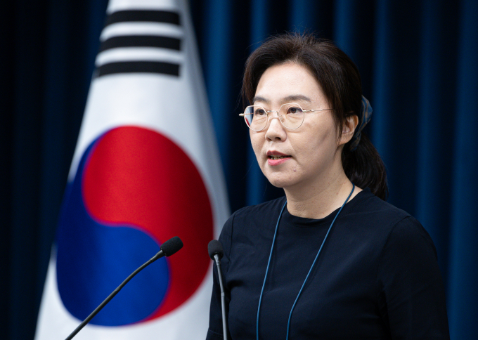 이재명 대통령이 주식 차명거래·내부정보 이용 등 의혹을 받아 탈당한 이춘석 더불어민주당 의원(4선·전북 익산시갑)에 대해 엄정 수사를 당부했다. 사진은 강유정 대통령실 대변인이 6일 서울 용산 대통령실 청사에서 이 대통령 지시사항 관련 브리핑을 하는 모습. /사진=뉴스1
