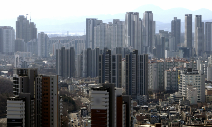 정부가 지방 '악성 미분양' 아파트 문제를 해소하기 위해 한국토지주택공사(LH)를 통해 약 3000가구를 매입하는 사업을 추진하고 있다. 사진은 대구광역시 중구에서 바라본 도심 아파트. /사진=뉴시스 이무열 기자