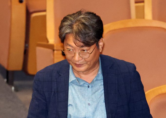 차명 계좌 거래 의혹으로 탈당한 이춘석 의원을 두고 야당의 총공세가 이어지고 있다. 사진은 지난 5일 서울 여의도 국회 본회의장에서 방송법 개정안에 대한 무제한토론 종결동의의 건 투표를 하기 위해 기표소를 나서는 모습. /사진=뉴시스