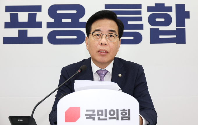 송언석 국민의힘 비상대책위원장 겸 원내대표는 정부, 여당을 향해 이 의원이 참여한 국정기획위원회를 해체하라고 촉구했다. 사진은 6일 서울 여의도 국회에서 기자간담회를 열고 발언하는 모습. /사진=뉴시스