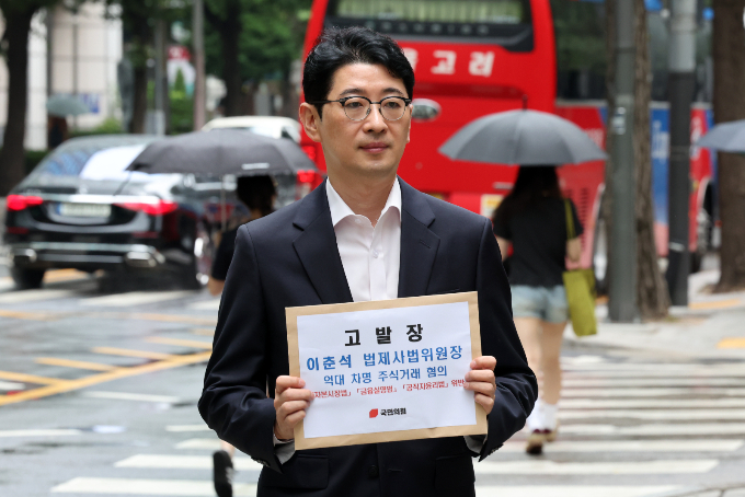 사진은 이날 오전 9시20분쯤 이 의원에 대한 억대 차명 주식거래 혐의 고발장 접수를 위해 서울 종로구 서울경찰청으로 향하는 주진우 후보. /사진=뉴시스