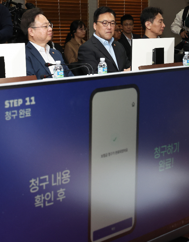 사진은 지난해 10월25일 오전 서울 여의도 영등포구 보험개발원에서 실손보험 청구 전산화 시연을 보고 있는 모습. /사진=(서울=뉴스1) 구윤성 기자