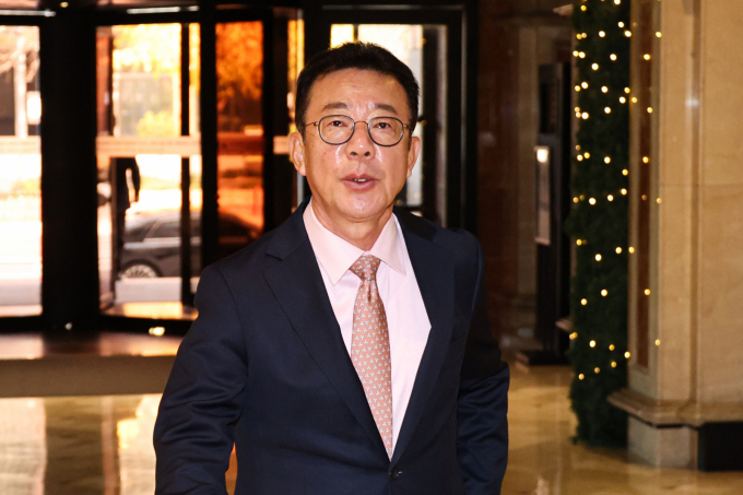 내란·외환 사건을 수사중인 조은석 특별검사팀이 6일 홍철호 전 대통령비서실 정무수석을 참고인 신분으로 소환해 조사중이다. 사진은 지난해 11월25일 홍철호 전 대통령실 정무수석이 서울 여의도 한 호텔에서 정진석 전 비서실장을 비롯한 의원들과 오찬을 하기 위해 이동하고 있는 모습. /사진=뉴시스