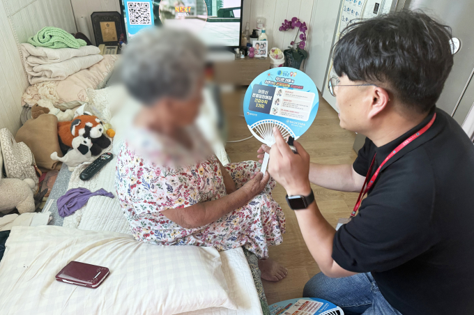 청송군 보건의료원 관계자들이 방문건강관리 활동을 강화하고 있다./사진제공=경북 청송군