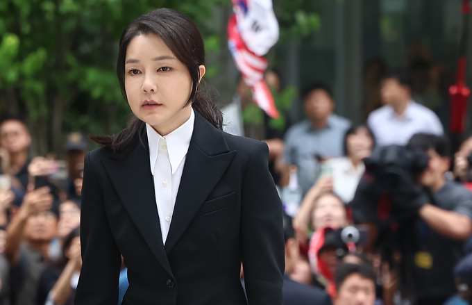 외신에서 윤석열 전 대통령의 부인 김건희 여사가 6일 김건희 특검팀(특별검사 민중기) 사무실에 출석한 것을 주목하여 보도했다. 사진은 김건희 여사가 6일 서울 종로구에 마련된 김건희 특검팀(특별검사 민중기) 사무실로 조사를 받기 위해 출석한 모습. /사진=뉴스1