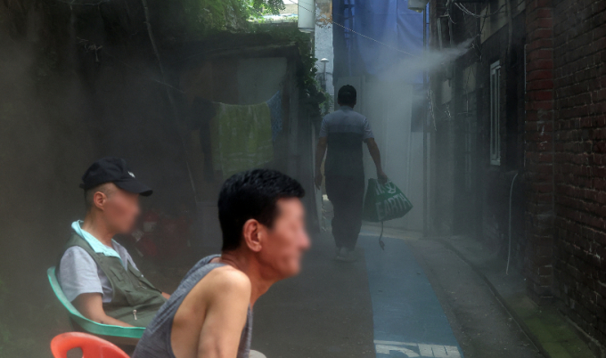 사진은 무더위가 기승을 부리고 있는 지난달 24일 서울 종로구 후암동 쪽방촌에서 주민들이 쿨링포그로 더위를 식히고 있는 모습./사진=뉴스1 김진환 기자