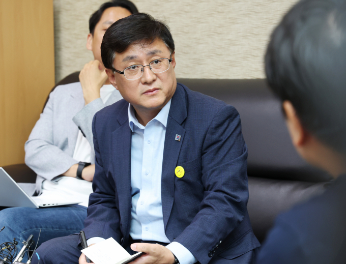 김성환 환경부 장관이 6일 서울 여의도 국회 의원회관에서 가습기살균제 피해자단체 대표 및 유족들과 만나 제도 개선을 본격화하겠다고 약속했다. 사진은 지난 4일 김성환 환경부 장관이 세종 어진동 정부세종청사 환경부 기자실에서 출입기자단과 현안 관련 감담회에 참석해 질문에 답하고 있는 모습. /사진=뉴스1