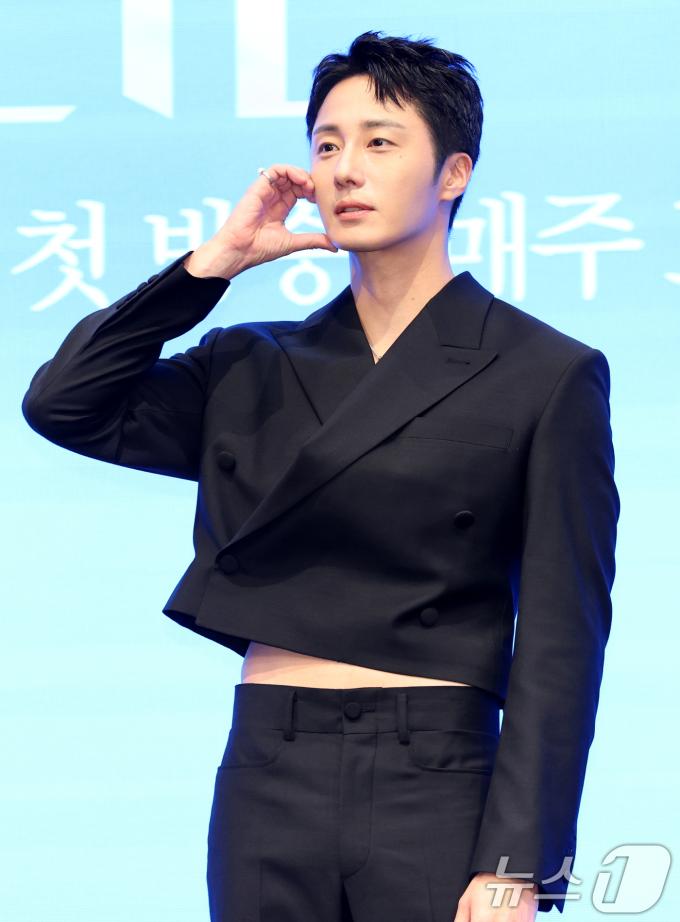 배우 정일우가 6일 서울 구로구 더세인트에서 열린 KBS 2TV 새 주말드라마 '화려한 날들'(극본 소현경/ 연출 김형석) 제작발표회에 참석해 포즈를 취하고 있다. ‘화려한 날들’은 지금이든, 과거에서든, 앞으로든, 각기 다른 의미로 만나게 되는 화려한 날들에 대한 세대 공감 가족 멜로 이야기다. 2025.8.6/뉴스1 ⓒ News1 권현진 기자