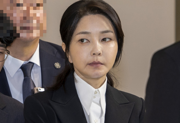 김건희 특검이 김건희 여사에 대해 '피의자'라는 호칭을 사용하며 조사를 진행하고 있다. 사진은 김건희 여사가 6일 서울 종로구 김건희 특검팀(특별검사 민중기) 사무실에 피의자 신분으로 조사를 받기 위해 들어서는 모습. /사진=뉴시스