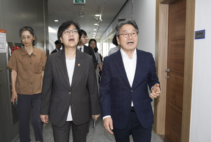 정은경 보건복지부 장관(왼쪽 두번째)이 6일 강기정 시장의 안내를 받으며 시청 중회의실에서 열린 '돌봄정책 현장 간담회'에 참석하고 있다./광주광역시