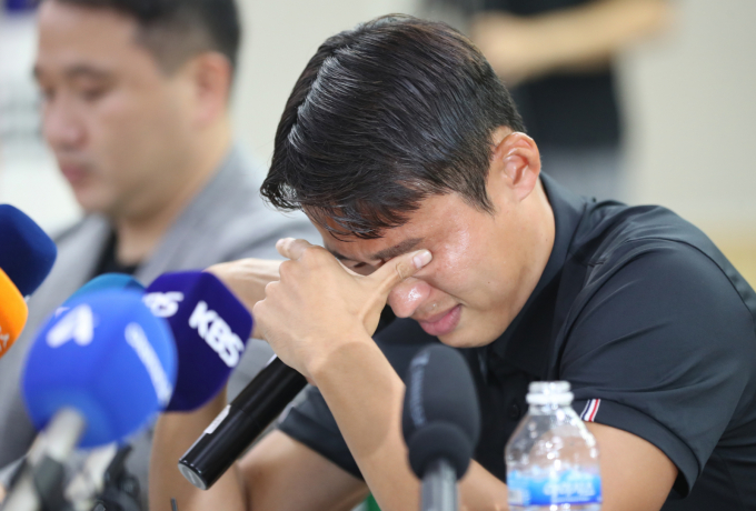사진은 지난해 9월11일 경기 수원시체육회관에서 열린 기자회견에서 승부조작 혐의 관련 인터뷰를 진행 중인 손준호가 눈물을 흘리는 모습. /사진=뉴스1
